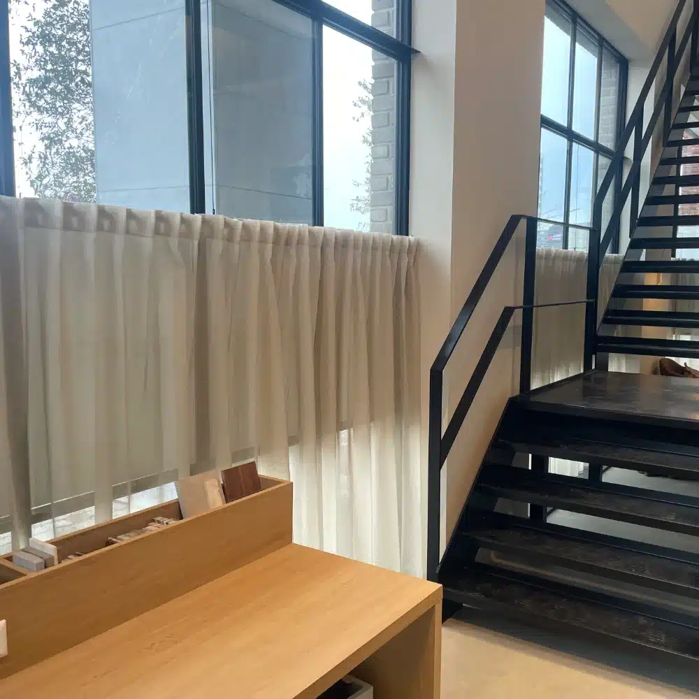 Transparante linnen vitrages voor de showroom-3 transparante vitrages op maat