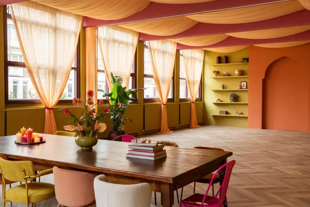 Warme plafonddecoratie en raamdecoratie met sfeervolle stoffen op maat 1 plafonddecoratie stof