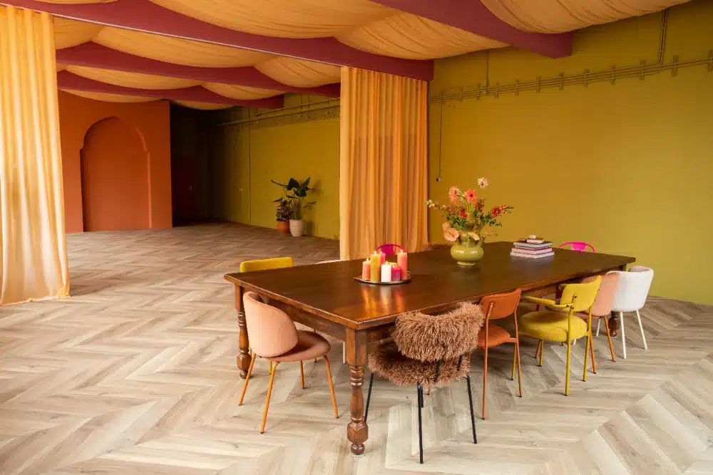 Warme plafonddecoratie en raamdecoratie met sfeervolle stoffen op maat 3 event decoratie stof