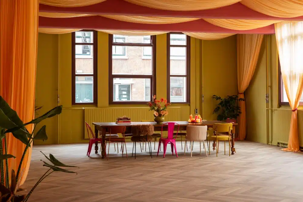 Warme plafonddecoratie en raamdecoratie met sfeervolle stoffen op maat 5 brandvertragende stoffen