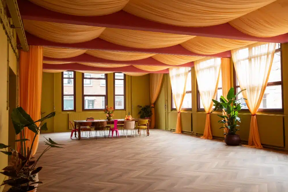 Warme plafonddecoratie en raamdecoratie met sfeervolle stoffen op maat 6 event decoratie stof