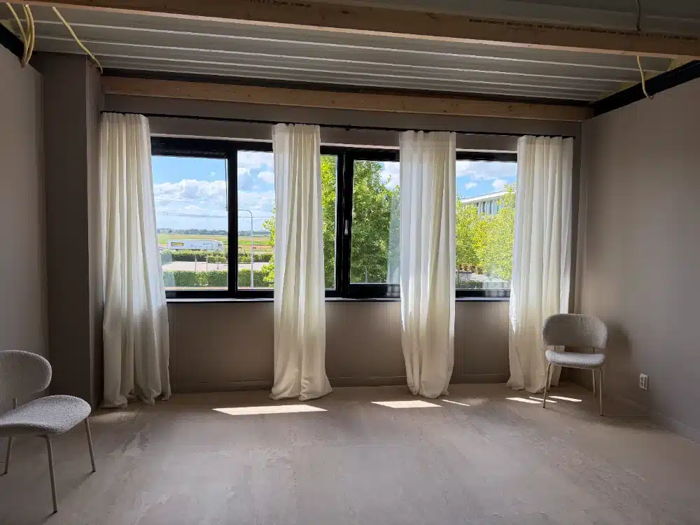 Yoga Studio Heinenoord 3 Ecru gordijnen bij de ramen van de yogastudio in Heinenoord