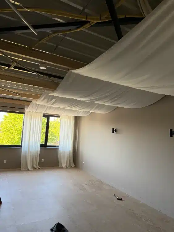 Yoga Studio Heinenoord 4 Aanbrengen van golvende stoffen plafonddecoratie in de yogastudio
