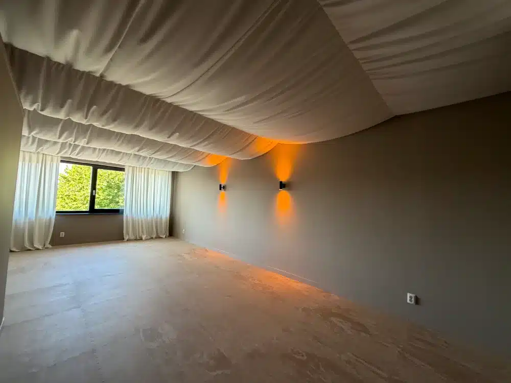 Yoga Studio Heinenoord 5 Yogastudio Heinenoord met ecru plafonddecoratie, gordijnen en warme wandverlichting