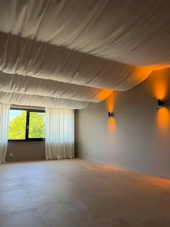 Yoga Studio Heinenoord 6 Golvende plafonddecoratie van PES FR ecru boven de studiovloer