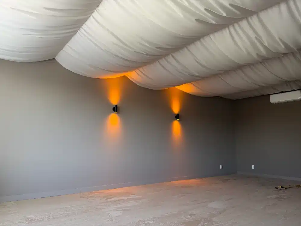 Yoga Studio Heinenoord 7 Detail van de ecru plafonddecoratie met warme verlichting langs de wand